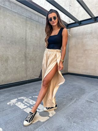 Co říkáte na tyto saténové kalhoty s rozparkem Zora? 🤩 Skladem v mnoha krásných barvách! 💙🖤💚 ~ #eshopat #shop #fashion...