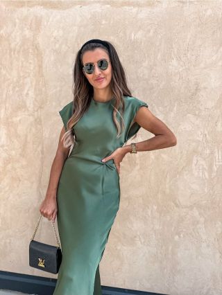 Tyto saténové šaty jsou perfektní volbou na svatby a významnější události, ale i na běžné nošení! 🤩 ~ #eshopat #shop...